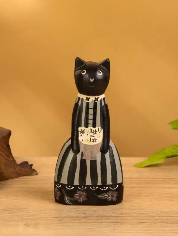 Сувенир дерево "Чёрная кошка в зелёном платье" 6х4х13 см
