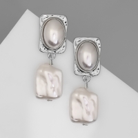 Серьги с жемчугом &laquo;Эксклюзив&raquo; мятый прямоугольник, цвет серебро