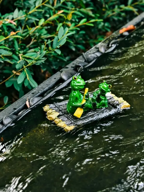 Садовая фигура 17 х 11 х 9,5 см "Лягушки на плоту" Водоплавающая