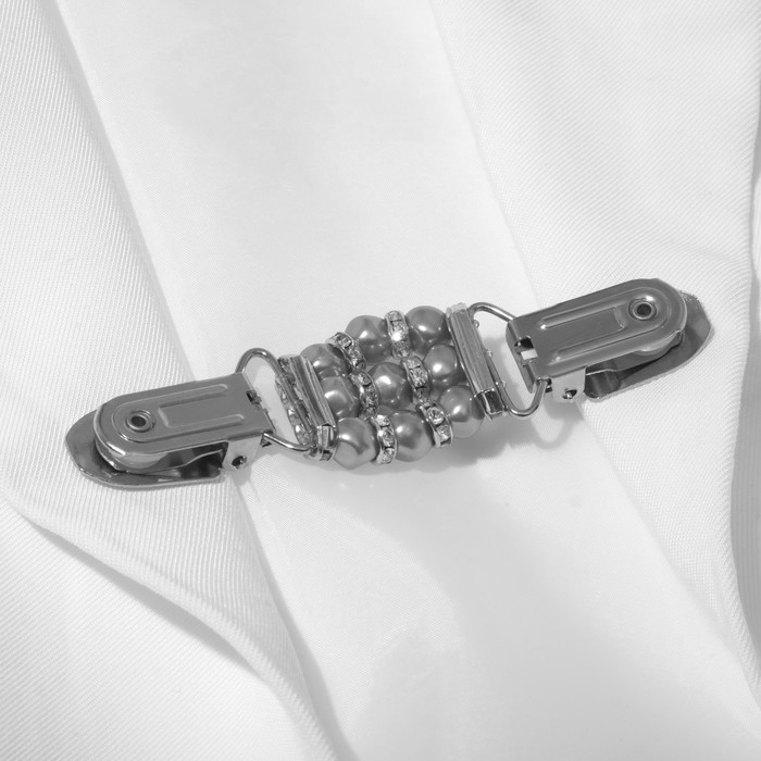 Зажим для кардигана «Грация», цвет бело-серый в серебре Зажим для кардигана «Грация», цвет бело-серый в серебре