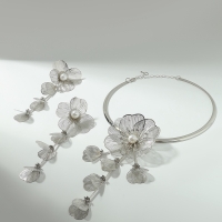 Набор 2 предмета: серьги, колье &laquo;Цветок&raquo; бусина и стразик, белый в серебре, d=14 см