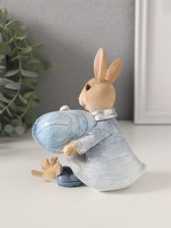 Сувенир полистоун "Зайка в шляпке и дождевике - с птичкой" синий 11х7х13 см