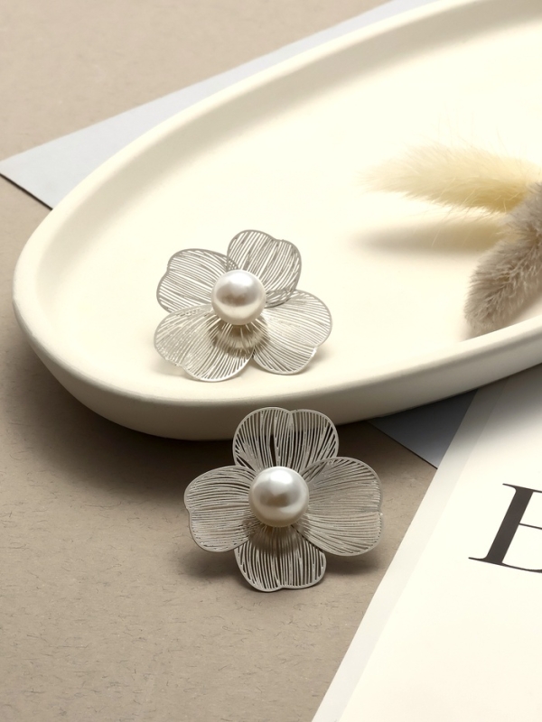 Серьги с жемчугом &laquo;Цветы&raquo; крупные, цвет белый в серебре