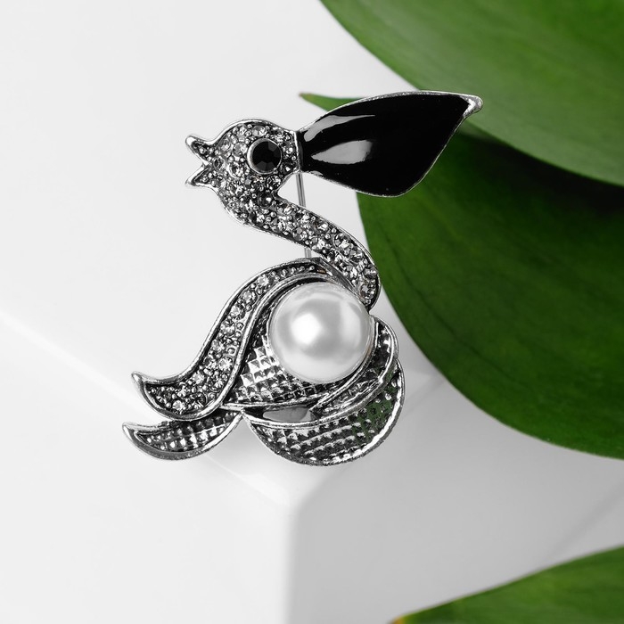 Брошь &laquo;Пеликан&raquo; с жемчужиной, цвет чёрно-белый в чернёном серебре