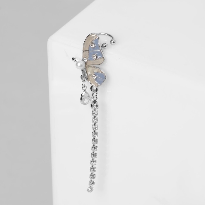 Серьга &laquo;Кафф&raquo; бабочка в полёте, цвет бело-серый в серебре