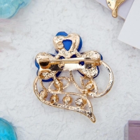 Брошь &laquo;Цветок&raquo; трилистник, цвет синий в золоте