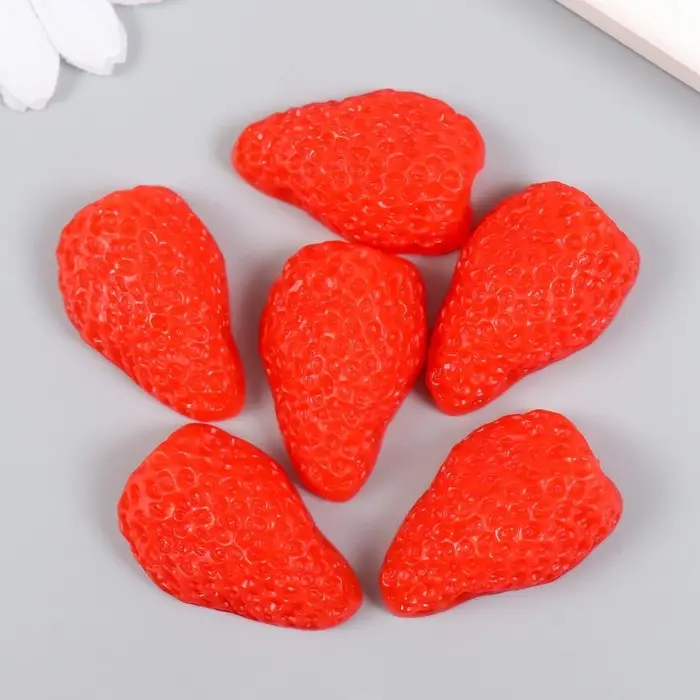 Декор для творчества PVC "Половинка клубники" 3,6х2,4х1,5 см