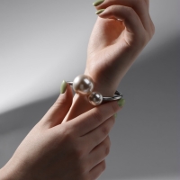 Браслет металл &laquo;Жемчужный&raquo; две бусины, цвет серебро