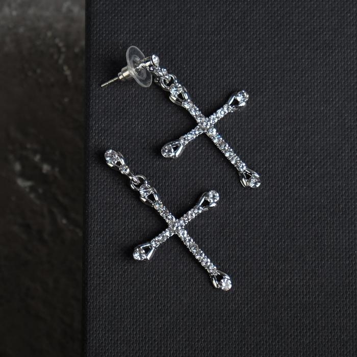 Серьги со стразами &laquo;Крестики&raquo; вставки, цвет белый в серебре
