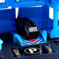 Парковка &laquo;Полицейский участок&raquo;, с металлическими машинкой и вертолётом