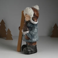 Сувенир керамика "Малыш в сером пальто и шапке ушанке, с лыжами" 13х9,5х23 см Сувенир керамика "Малыш в сером пальто и шапке ушанке, с лыжами" 13х9,5х23 см