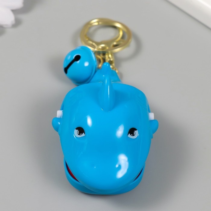 Брелок пластик с карабином "Акула-зубастик" закрывается при нажатии на зуб 5,5х7,5х5 см