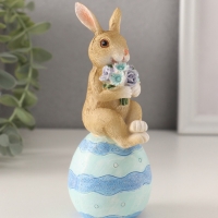 Сувенир полистоун "Зайчик на пасхальном яичке с букетом цветов" 6,5х5,5х14,5 см
