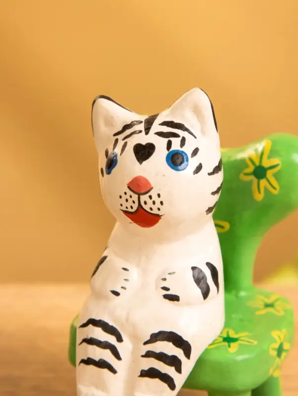 Сувенир дерево "Белый тигренок на стуле" 4х5,5х7,5 см