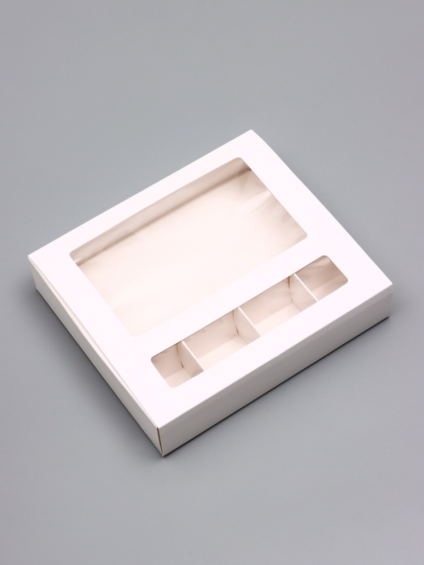 Коробка для 4 конфеты и шоколадку, 17,7 х 15,7 х 3,85 см. Кондитерская упаковка