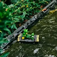 Садовая фигура 17 х 11 х 9,5 см "Лягушки на плоту" Водоплавающая