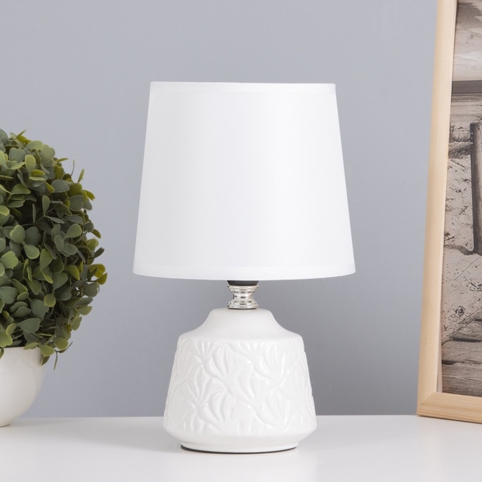 Лампа настольная "Даниэль" 1х40Вт Е14 белый 14,5х14,5х24см