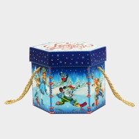 Новый год. Подарочная коробка новогодняя Шестигранник малый "Зимние забавы" с веревочными ручками, 210x210x185 мм. Новый год. Подарочная коробка новогодняя Шестигранник малый "Зимние забавы" с веревочными ручками, 210x210x185 мм.