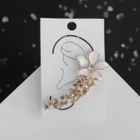 Серьга &laquo;Кафф&raquo; цветок изящный, цвет белый в золоте