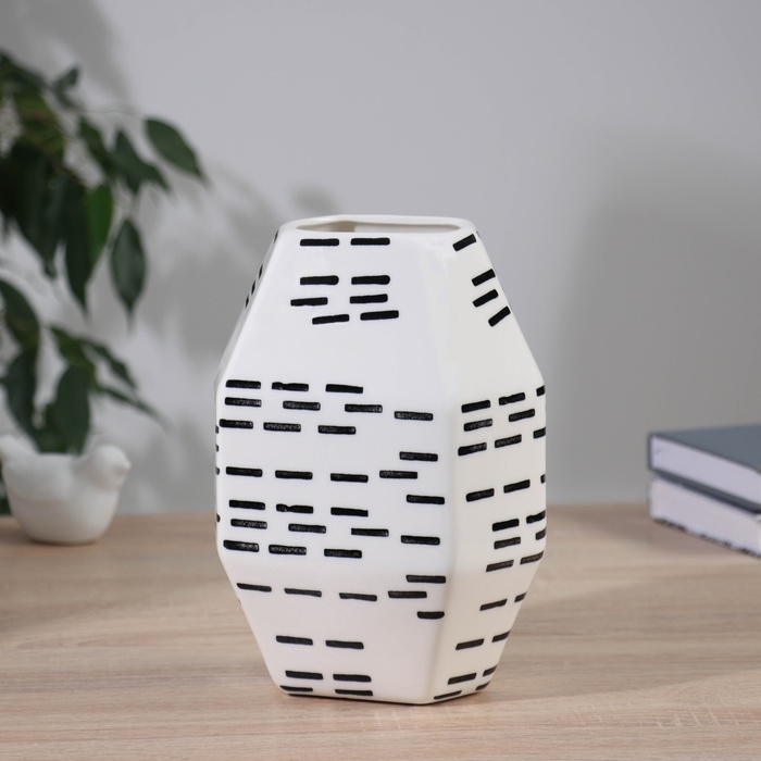 Ваза керамика настольная Ваза керамика настольная "Пикассо" (ручная роспись) штрихи грани, 20,5х13 см, чёрно-белый