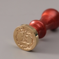 Печать для сургуча с пластиковой ручкой "Венок с буквой A" 2,5х2,5х6,3 см