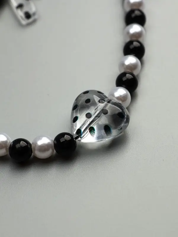 Брелок на карабине "Бант и сердце" черно-белый 14,5 см