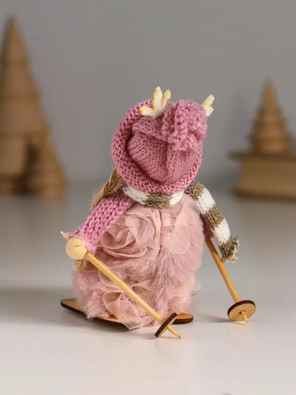 Кукла интерьерная "Малышка в платье зефирки, на лыжах" 5,7х4,2х10 см