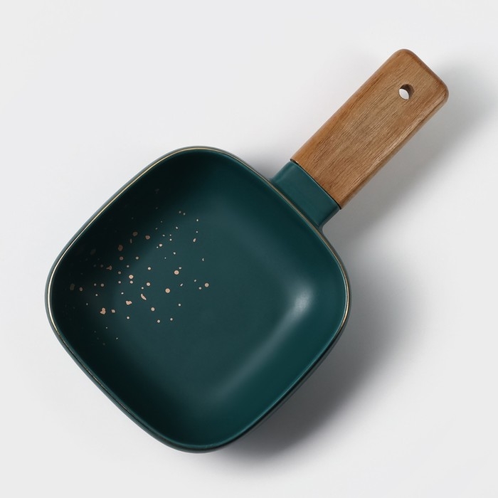 Блюдо фарфоровое для подачи с деревянной ручкой Magistro, 15&times;15 см, цвет зелёный