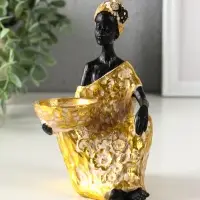 Подсвечник полистоун "Африканка в золотом платье с цветами" d=4,5 см 10,5х12х16 см