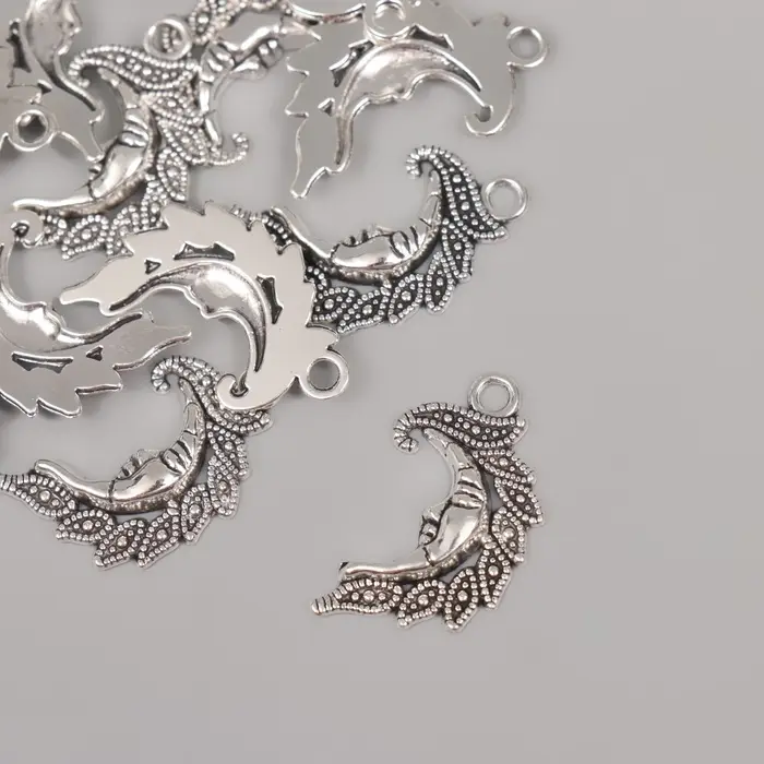 Металлический элемент, декоративная подвеска &laquo;Арт Узор. Узорчатый месяц&raquo;, серебро, 2.6&times;1.5 см