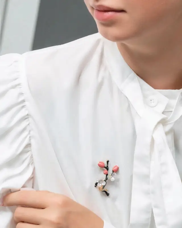 Брошь "Веточка сакуры" цветок, с эмалью, цветная в золоте