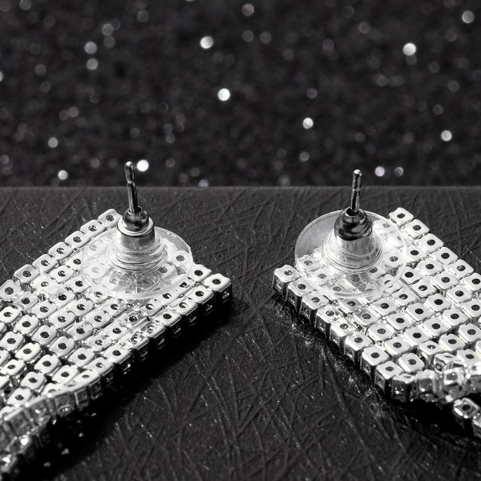 Серьги висячие со стразами &laquo;Водопад&raquo; ступенчатые, цвет белый в серебре, 17 см