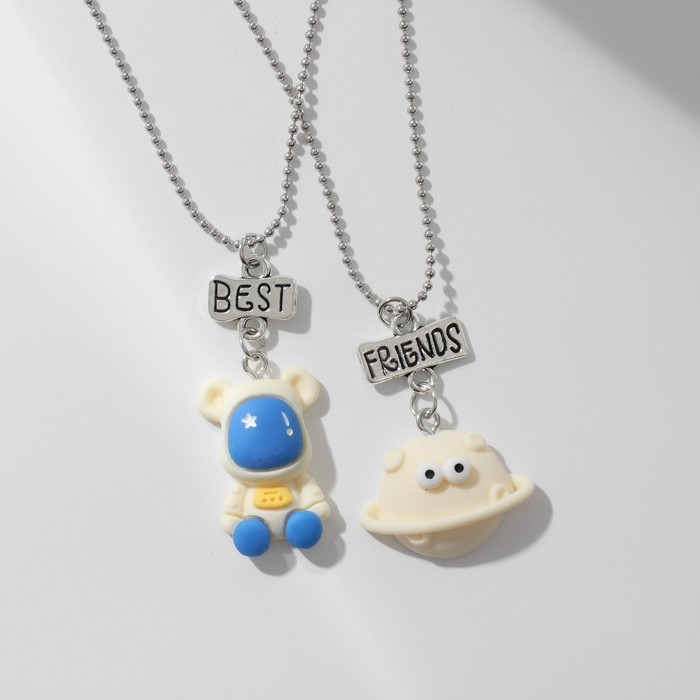 Кулоны &laquo;Неразлучники&raquo; космонавт и летающая тарелка, цвет сине-белый в серебре, 40 см