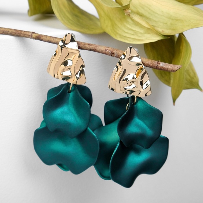 Серьги ассорти &laquo;Ветер&raquo; мятые треугольники, цвет зелёный