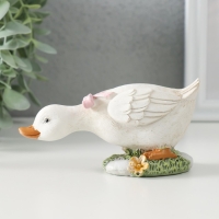 Сувенир полистоун "Гусёнок с розовым бантом на полянке" 12х5,5х5,5 см Сувенир полистоун "Гусёнок с розовым бантом на полянке" 12х5,5х5,5 см