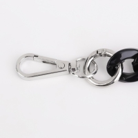 Цепочка для сумки, пластиковая, с карабинами, 23 &times; 17 мм, 68 см, цвет чёрный/серебряный