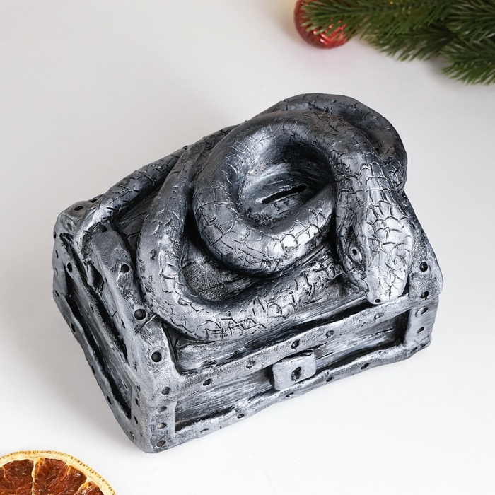 Новый год. Символ 2025. Копилка "Змея на сундуке" 16х11х14см, серебро