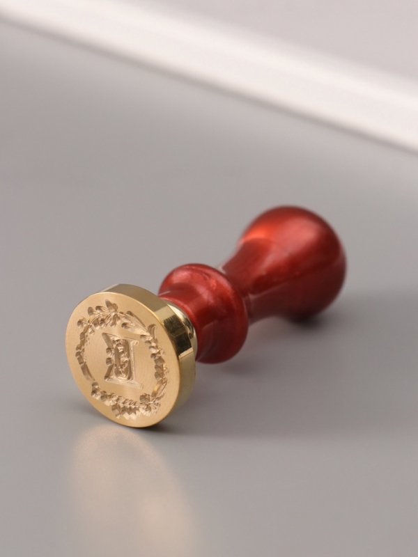 Печать для сургуча с пластиковой ручкой "Венок с буквой E" 2,5х2,5х6,3 см