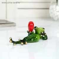 Сувенир полистоун лак "Лягушонок лежит с сердцем в руке" 6х5х15 см