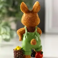 Сувенир полистоун "Зайчик-огородник с корзиной с урожаем" МИКС 4,8х3,2х9 см