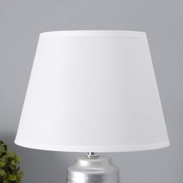 Настольная лампа с абажуром RISALUX «Удача», 1×Е14, 40 Вт, белый, 22×22×39 см Настольная лампа с абажуром RISALUX «Удача», 1×Е14, 40 Вт, белый, 22×22×39 см