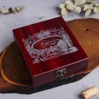 Винный набор: нож-сомелье со штопором, каплеуловитель, нож для фольги и пробка для вина с шахматами &laquo;Поздравляю&raquo;.