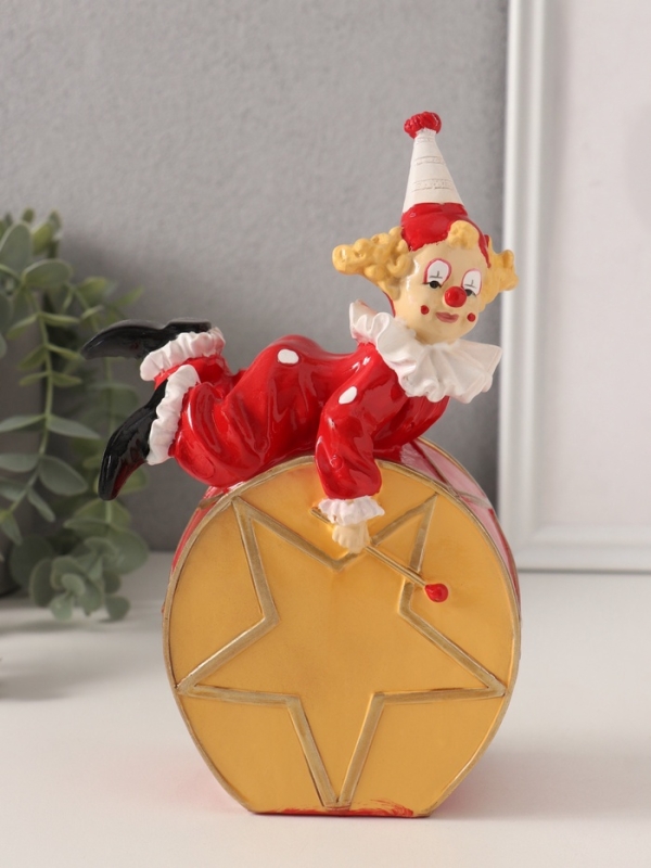 Копилка полистоун "Клоун лежит на барабане" красно-белый 13,5х7,5х20 см