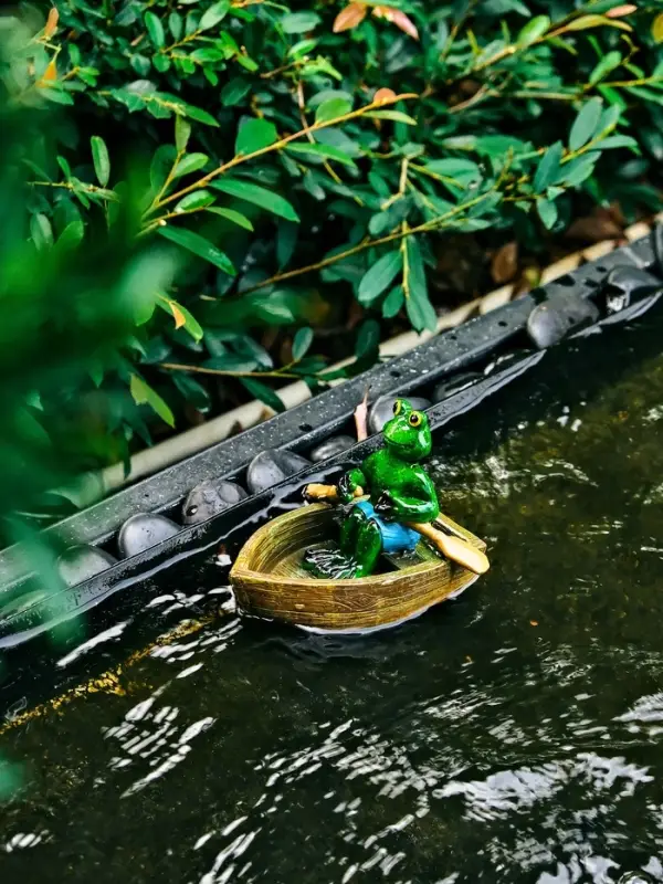 Садовая фигура 14 х 13 х 9,5 см "Лягушка в лодке" Водоплавающая