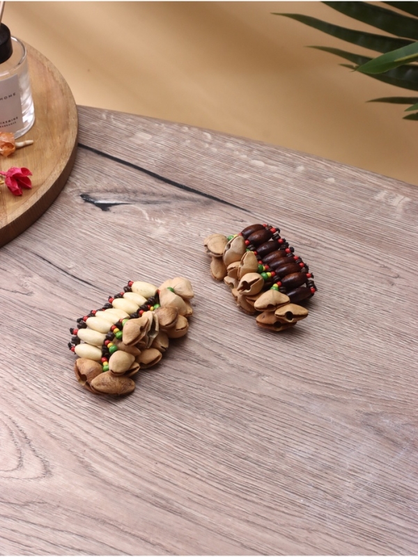 Сувенирный музыкальный инструмент Сувенирный музыкальный инструмент "Шейкер-браслет Чакча" орехи кемири, 5х5х4 см МИКС