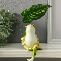 Сувенир полистоун "Лягуха под пальмовым листом" 5,8х7,5х14,5 см