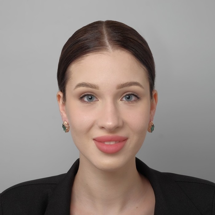 Серьги со стразами «Эдель» эллипс ажурный, цвет изумрудный в розовом золоте Серьги со стразами «Эдель» эллипс ажурный, цвет изумрудный в розовом золоте