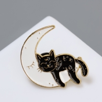 Значок &laquo;Кот&raquo; на Луне, цвет чёрно-белый в золоте