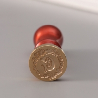 Печать для сургуча с пластиковой ручкой "Венок с буквой G" 2,5х2,5х6,3 см