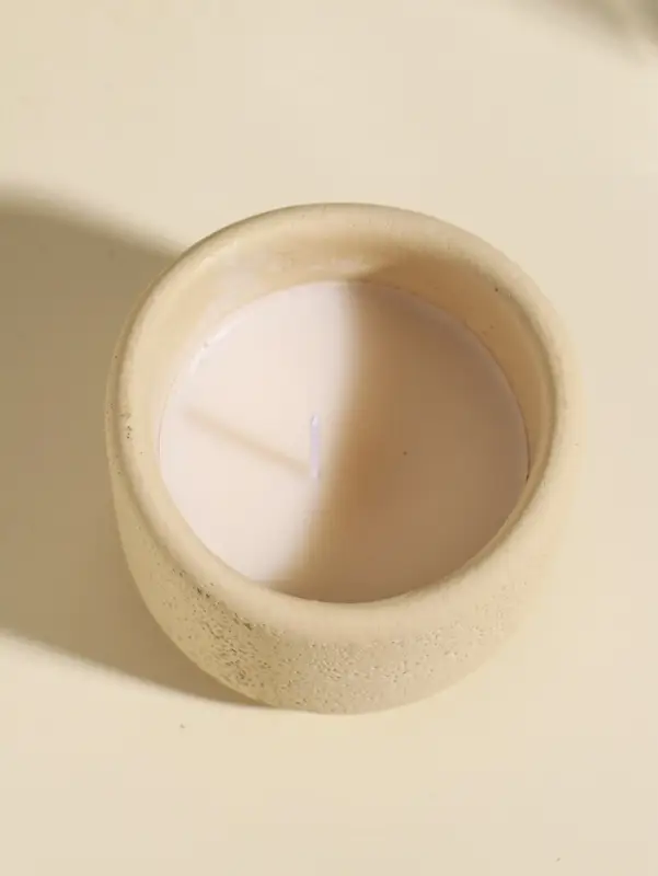 Свеча в вулканическом подсвечнике "Изгиб" белая 8,3х8,5х7 см